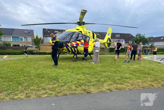 Traumahelikopter trekt veel bekijks in woonwijk