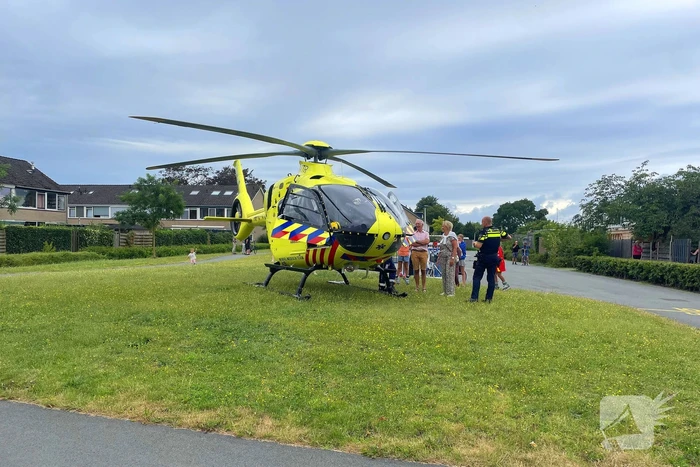 Traumahelikopter trekt veel bekijks in woonwijk