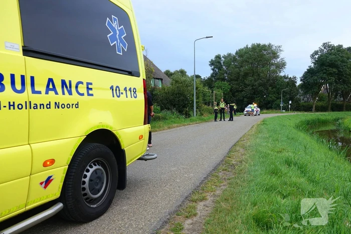 Bus belandt op de kop in voortuin, bestuurder aangehouden