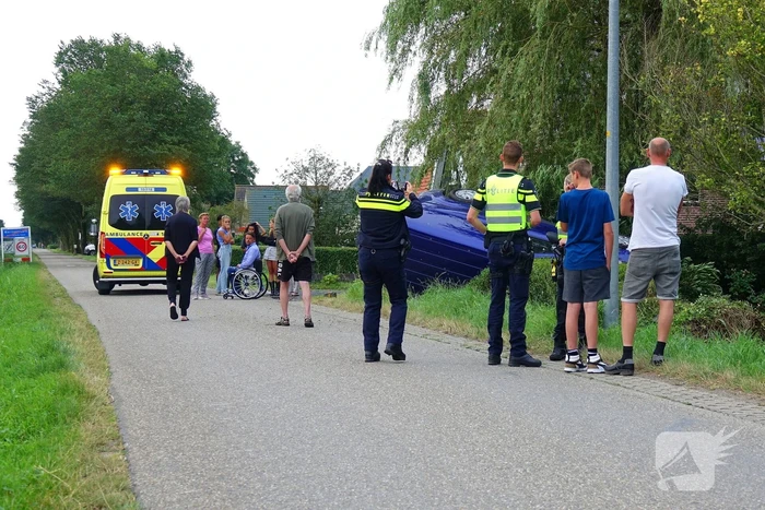 Bus belandt op de kop in voortuin, bestuurder aangehouden