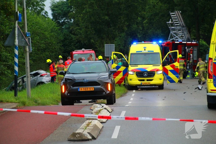 Ravage en bestuurder bekneld na crash