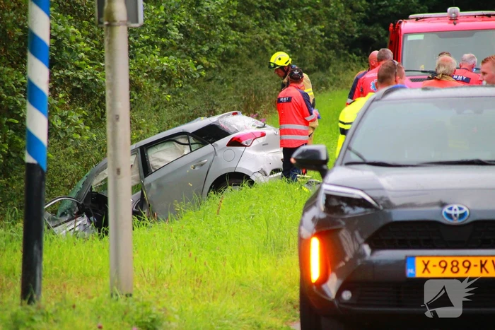 Ravage en bestuurder bekneld na crash