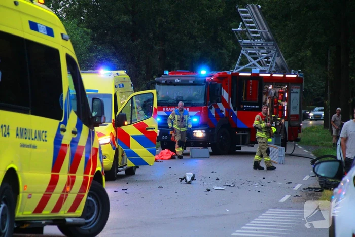 Ravage en bestuurder bekneld na crash