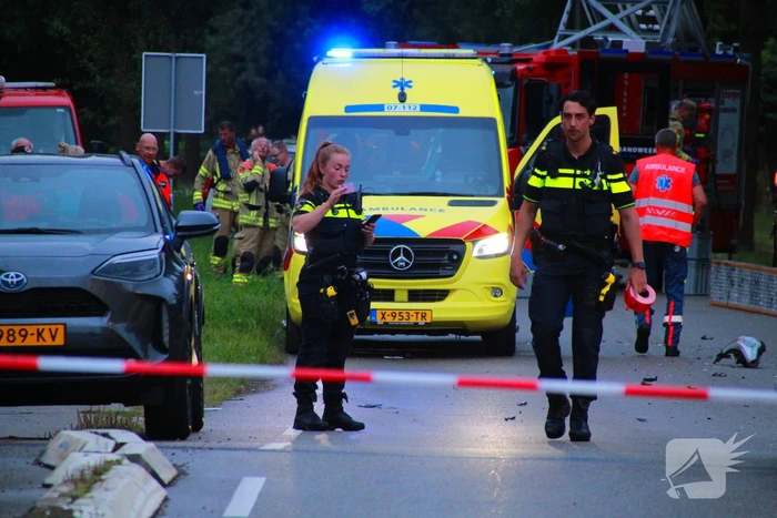 Ravage en bestuurder bekneld na crash