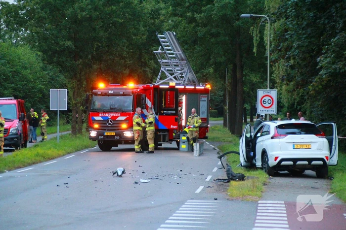 Ravage en bestuurder bekneld na crash