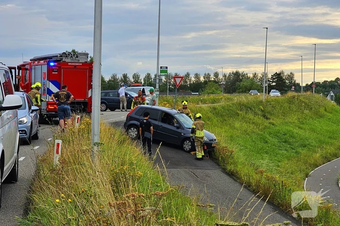 Brandweer trekt auto terug de dijk op