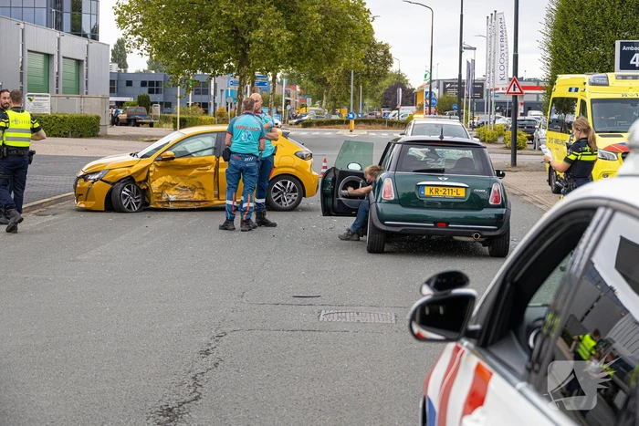 Auto's zwaar beschadigd door aanrijding