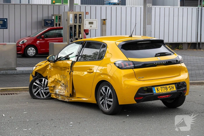 Auto's zwaar beschadigd door aanrijding