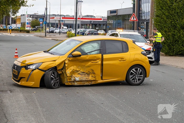 Auto's zwaar beschadigd door aanrijding