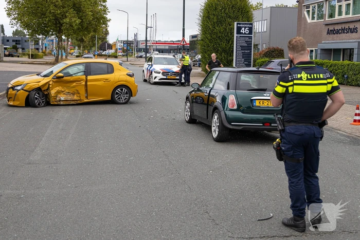 Auto's zwaar beschadigd door aanrijding