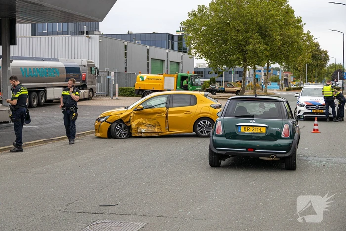 Auto's zwaar beschadigd door aanrijding
