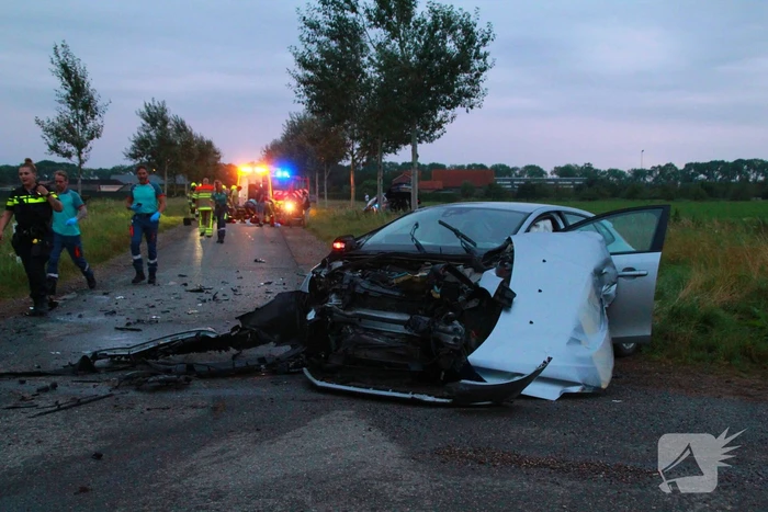Enorme schade na aanrijding, meerdere ambulances ingezet