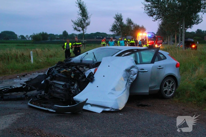 Enorme schade na aanrijding, meerdere ambulances ingezet