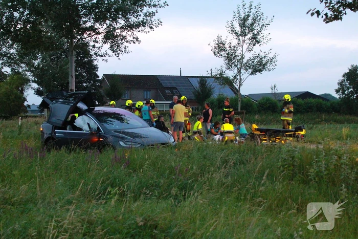 Enorme schade na aanrijding, meerdere ambulances ingezet