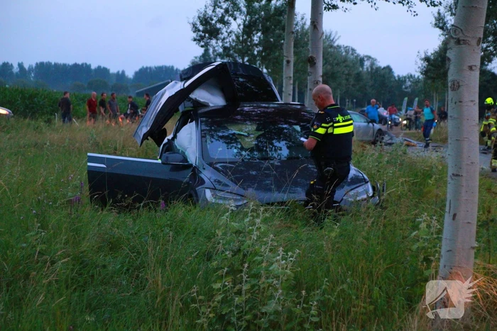 Enorme schade na aanrijding, meerdere ambulances ingezet