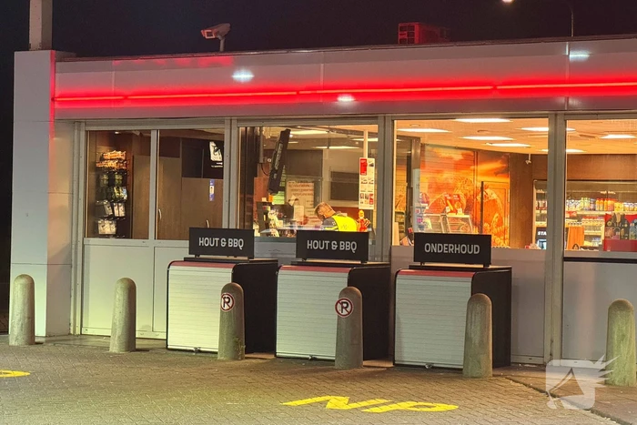 Verward persoon eist geld in tankstation