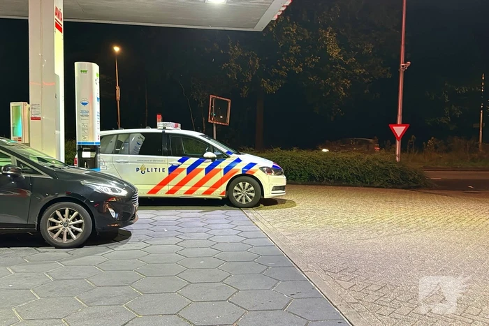 Verward persoon eist geld in tankstation