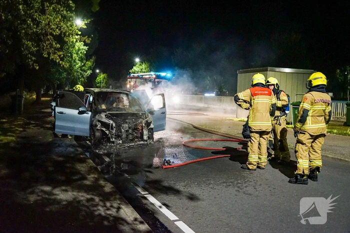 Auto vliegt in brand tijdens rijden