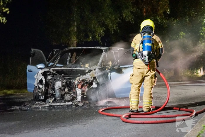 Auto vliegt in brand tijdens rijden