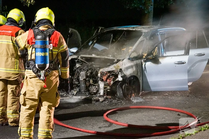 Auto vliegt in brand tijdens rijden