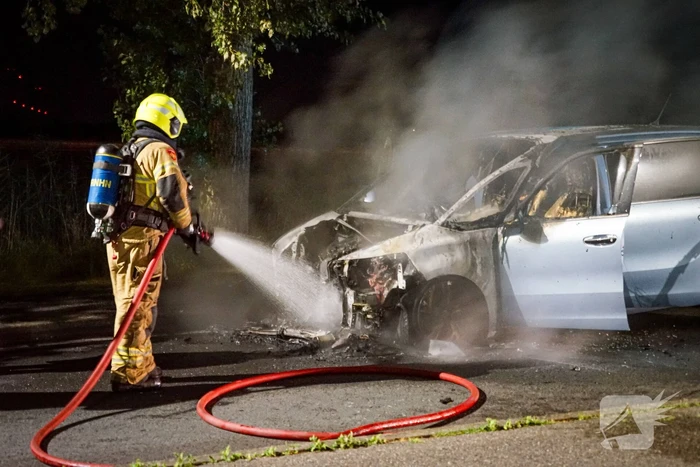 Auto vliegt in brand tijdens rijden