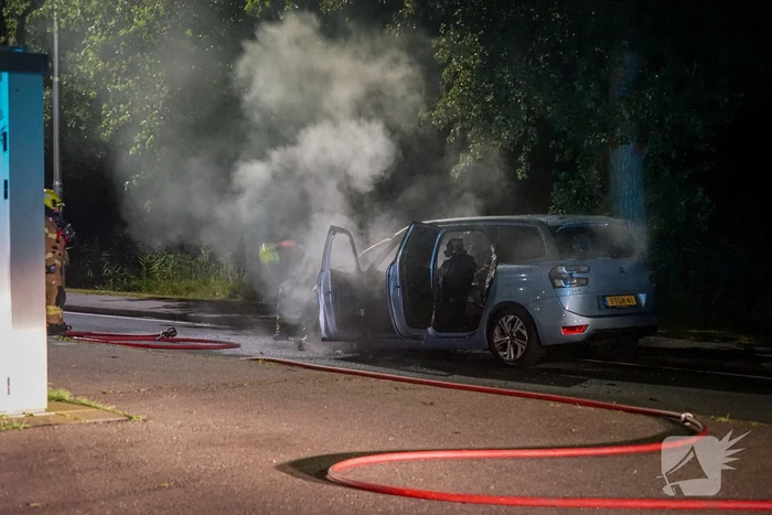 Auto vliegt in brand tijdens rijden