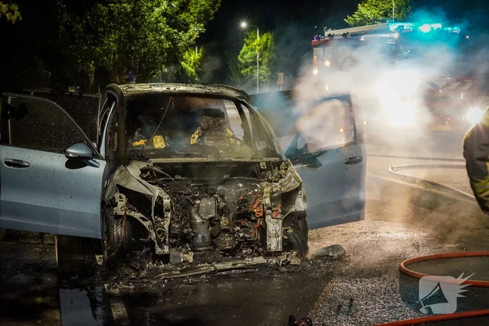 Auto vliegt in brand tijdens rijden