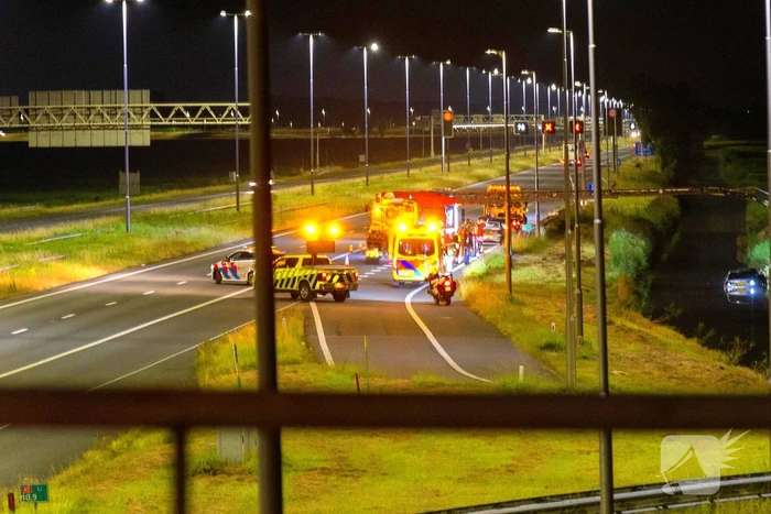 Luxe BMW te Water, twee rijstroken afgesloten