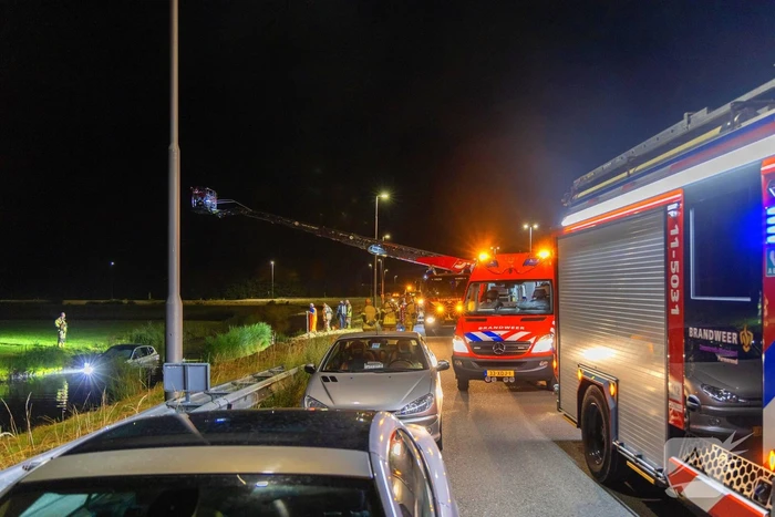 Luxe BMW te Water, twee rijstroken afgesloten