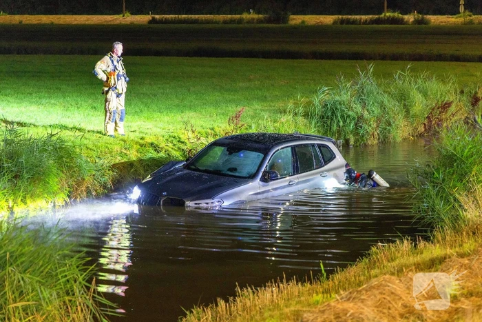 Luxe BMW te Water, twee rijstroken afgesloten