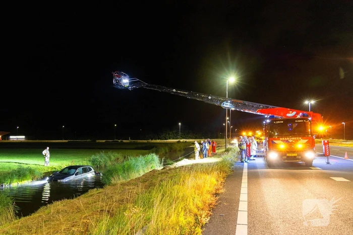 Luxe BMW te Water, twee rijstroken afgesloten