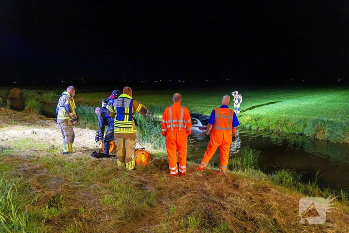 Luxe BMW te Water, twee rijstroken afgesloten