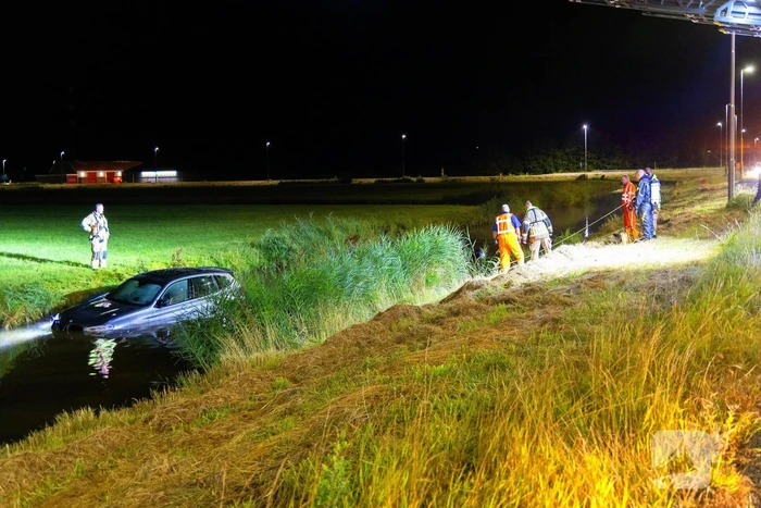 Luxe BMW te Water, twee rijstroken afgesloten