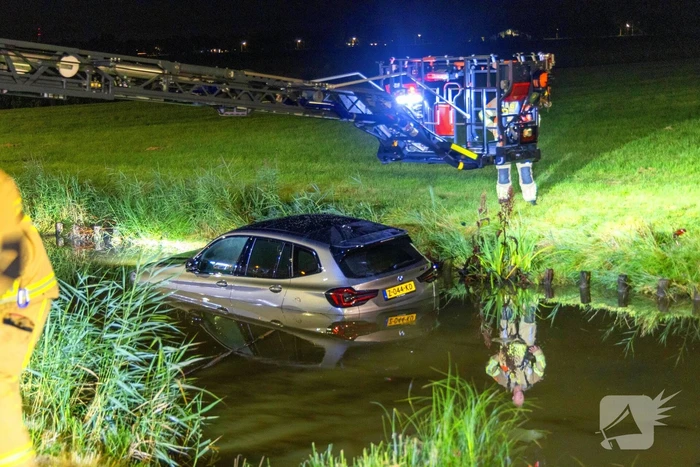 Luxe BMW te Water, twee rijstroken afgesloten