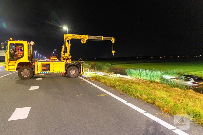 Luxe BMW te Water, twee rijstroken afgesloten