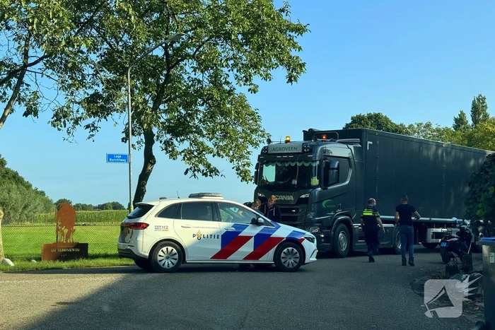 Vrachtwagen schept scooterrijder