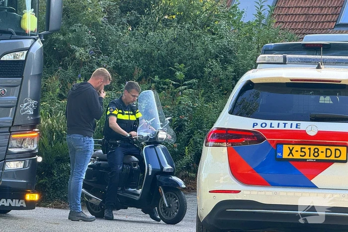 Vrachtwagen schept scooterrijder