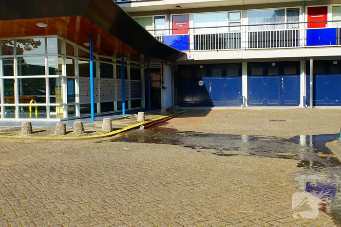 Flat zonder water door gescheurde waterleiding