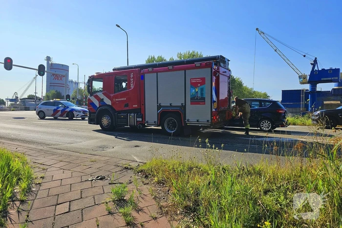 Voertuig vat vlam voor stoplicht