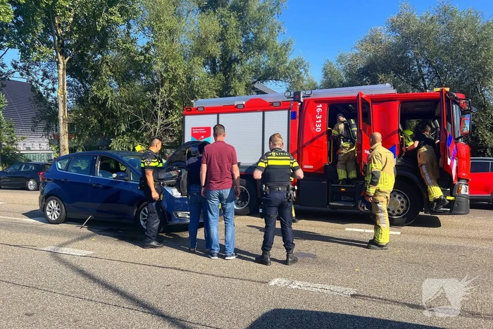 Voertuig vat vlam voor stoplicht