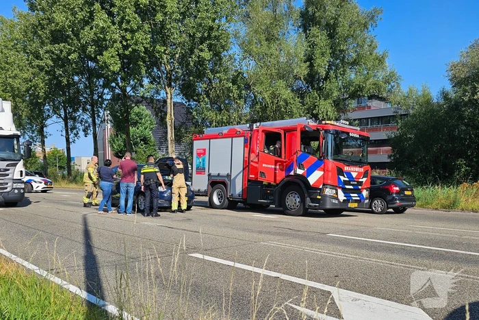 Voertuig vat vlam voor stoplicht