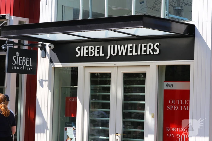 Verdachten vluchten na gewapende overval op juwelier
