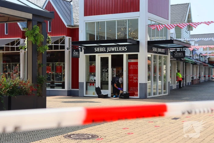Verdachten vluchten na gewapende overval op juwelier