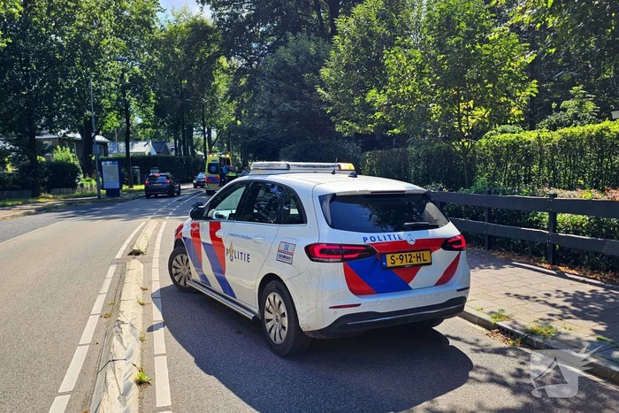 Personenauto verlaat ongeval na aanrijden fietser
