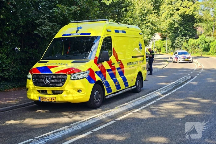 Personenauto verlaat ongeval na aanrijden fietser