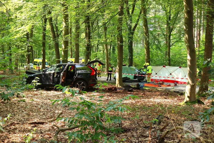 Twee doden na ernstige aanrijding op kruising