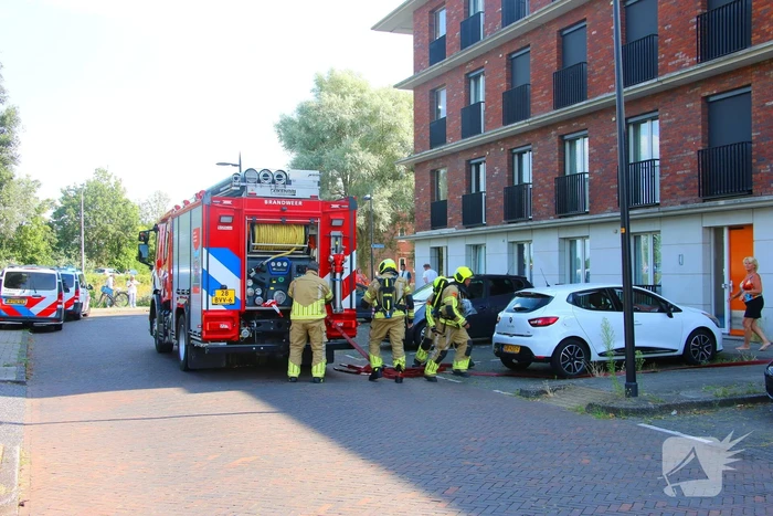 Brand in fietsaccu slaat over naar overkapping
