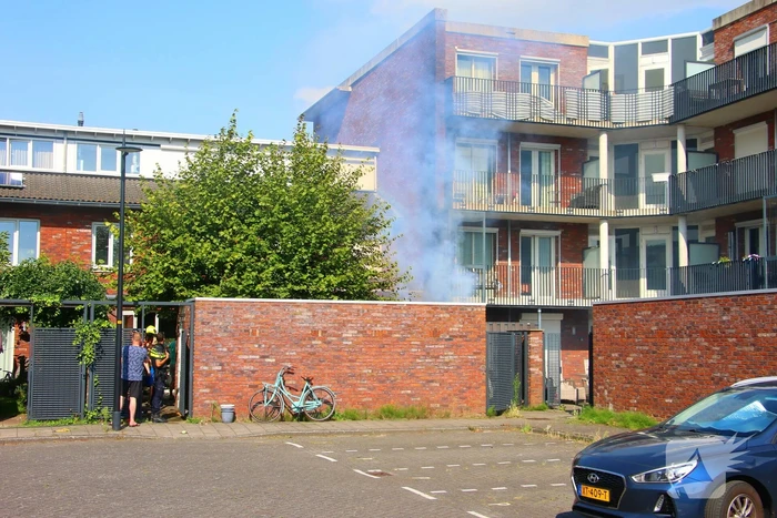 Brand in fietsaccu slaat over naar overkapping