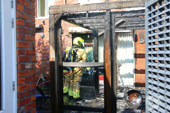 Brand in fietsaccu slaat over naar overkapping