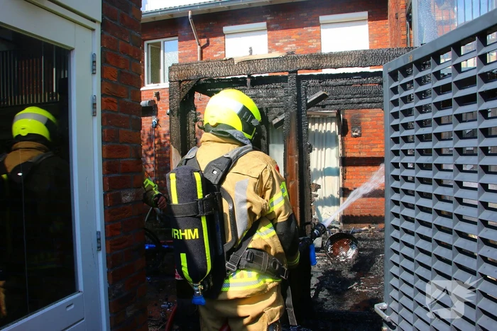 Brand in fietsaccu slaat over naar overkapping